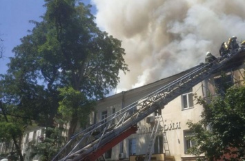В Одессе горел дом: спасатель едва не погиб, момент попал на ВИДЕО