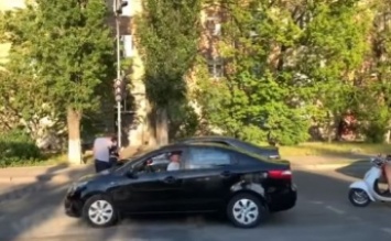 В Киеве пешеход устроил разборки с "героем парковки" - финал был печальным
