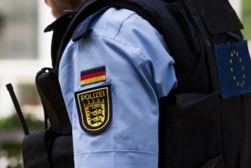 Мужчина с луком и стрелами разоружил полицейских в Германии