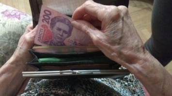Плати 25 тысяч гривен: украинцев ошарашили. Названы суммы для выхода на пенсию