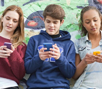 Ученые выяснили, как электромагнитное излучение смартфонов влияет на мозг подростков