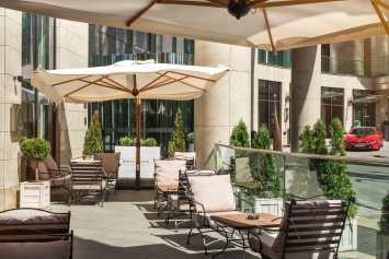 Задание на лето: отдохнуть на свежем воздухе на террасе отеля Hilton в Киеве