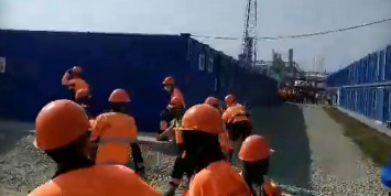 Рабочие устроили бунт на стройке завода "Газпрома" из-за невыплаты зарплаты