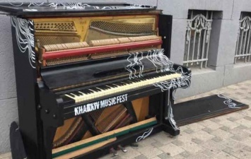 Вандалы сломали пианино на Сумской
