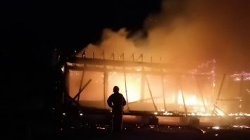 В Крыму ночью горело здание перед аркой «Страна Коктебель»