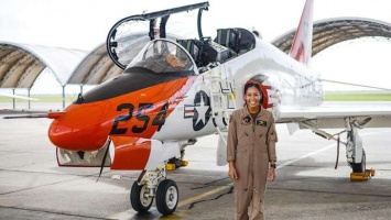 В США афроамериканка впервые станет летчиком-истребителем ВМС
