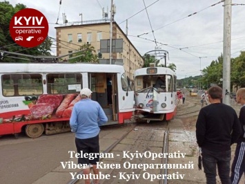 Опубликованы фото лобового столкновения двух трамваев на Подоле в Киеве