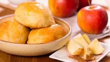 Домашний шеф: как приготовить булочки с яблоками на скорую руку