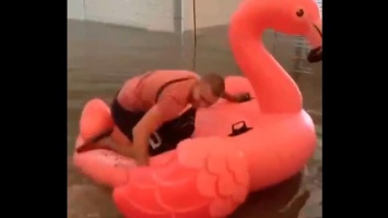 В Харькове после ливня плавали по рынку Барбашово на надувном фламинго