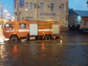 Запорожские спасатели вытащили 15 автомобилей, застрявших на затопленных дорогах