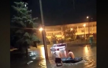 В Харькове люди плавали по улице на лодке