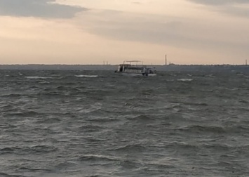 Спасатели оказали помощь пассажирам прогулочного катера