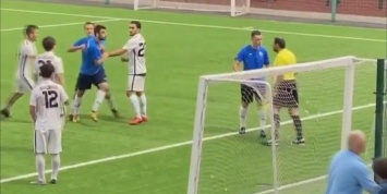 Российский судья напал на футболиста прямо на поле
