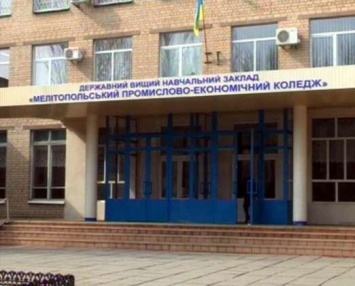 Директрису Мелитопольского колледжа и ее подчиненных, которых подозревают в присвоении 600 тысяч гривен, оставили под домашним арестом