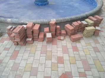 Украли тротуарную плитку, которую оставили на ночь на месте работ у фонтана в Ольшанском