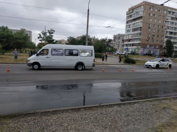 В Запорожье водитель маршрутки сбил женщину, которая переходила дорогу по переходу, - ФОТО