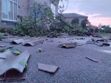 В Запорожской области ветер сорвал с крыш домов и социальных объектов почти 200 листов шифера