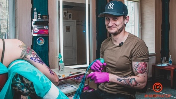 Набивал татуировки самому себе, "делал больно" близким и открыл салон: как стать известным тату-мастером в Днепре
