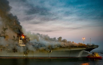 На десантном корабле ВМС США третий день не могут потушить пожар