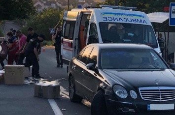 В Мариуполе водитель отвлекся на телефон и сбил двух девушек-полицейских