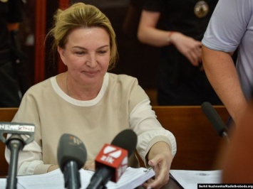 Высший антикоррупционный суд Украины снял арест с имущества Богатыревой, в том числе со значка "Партия регионов"