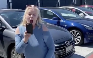 Женщина в ярости: ей запретили парковать Hyundai на стоянке для Tesla (ВИДЕО)