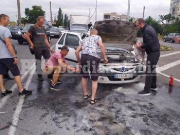 В Бердянске на ходу загорелся автомобиль отдыхающего из Винницы (видео)