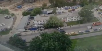 Массовая драка строителей в Москве попала на видео