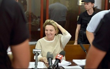 Суд снял арест с золотого значка Партии регионов и другого имущества Раисы Богатыревой