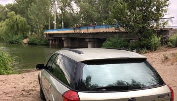 В Днепре у моста женщина потеряла сознание за рулем авто