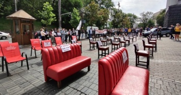 Владельцы баров и ресторанов со стульями и диванами пикетируют Кабмин (ВИДЕО)