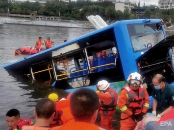 Был недоволен жизнью. В Китае рассказали, почему водитель утопил автобус с пассажирами