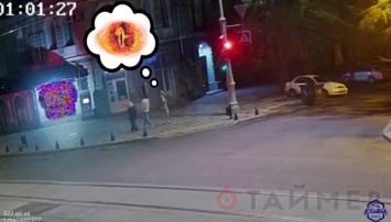 В Одессе ищут вандала, который пытался разбить камеру на Софиевской
