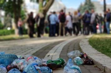 В центре Киева опять стычки: Раду хотели забросать мусором. ВИДЕО