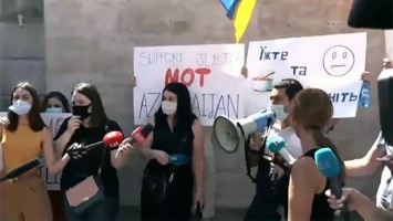 В столице Армении облили борщом посольство Украины