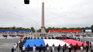 В Париже провели мини-парад в честь взятия Бастилии (видео)