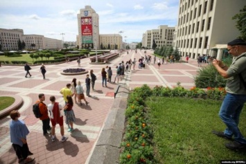 Полиция Беларуси задерживает людей, которые жалуются в ЦИК, закрыли метро