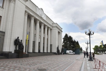 Возле Рады собирается митинг в поддержку украинского языка