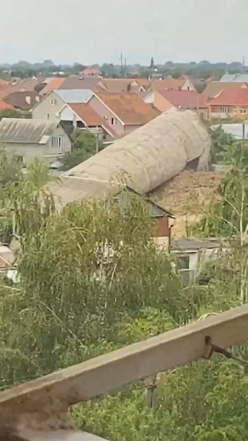 В Ужгороде подорвали 59-метровую трубу старой котельной. Она рухнула между домов. Фото и видео