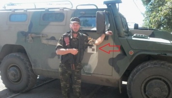 Российская техника на Донбассе: дрон зафиксировал бронеавтомобиль "Тигр"