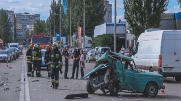 ДТП в Днепре: на Маршала Малиновского BMW врезался в "ВАЗ", пострадали мужчина и ребенок