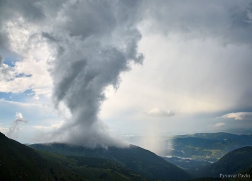 "Будто конец света", - в Карпатах запечатлели фото и видео мощнейшего торнадо