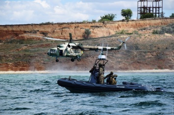 Под Одессой будущие десантники совершили прыжки с вертолетов на сушу и в море