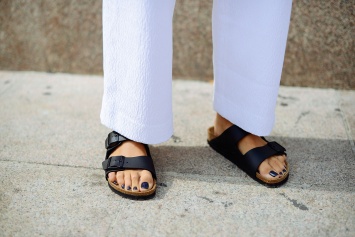 Как знаменитые девушки носят сандалии-биркенштоки