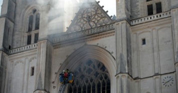 Пожар в соборе святого Петра и Павла в Нанте удалось взять под контроль