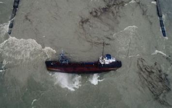 В Одессе начали поднимать затонувший в прошлом году танкер (ВИДЕО)