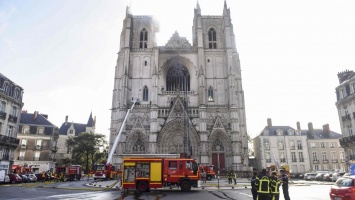 Названа вероятная причина пожара в католическом соборе в Нанте (видео)