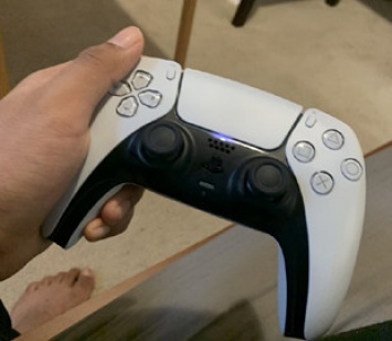 Опубликовано «живое» фото контроллера DualSense для PlayStation 5
