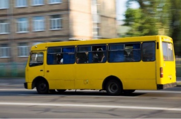 В Днепре девушку, оплатившую два места в маршрутке, избили и вышвырнули на улицу. ВИДЕО