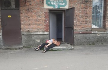 На Львовщине пьяная пара отличилась срамотой прямо на ступеньках